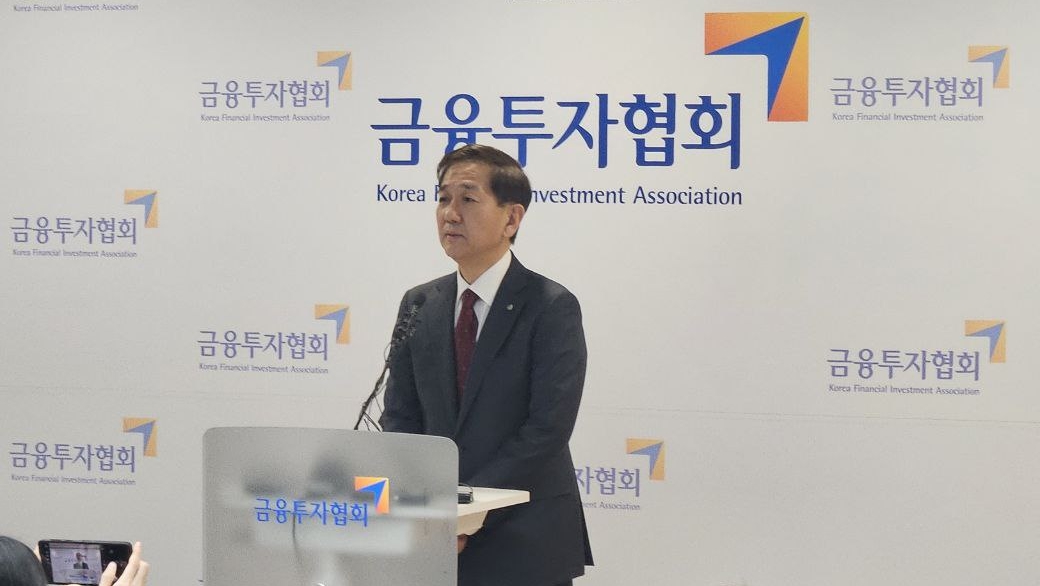 ▲18일 황성엽 신영증권 대표(제7대 금융투자협회장)가 선출 후 기자들과 만나 질의응답을 하고 있다. (박정호 기자 godot@)