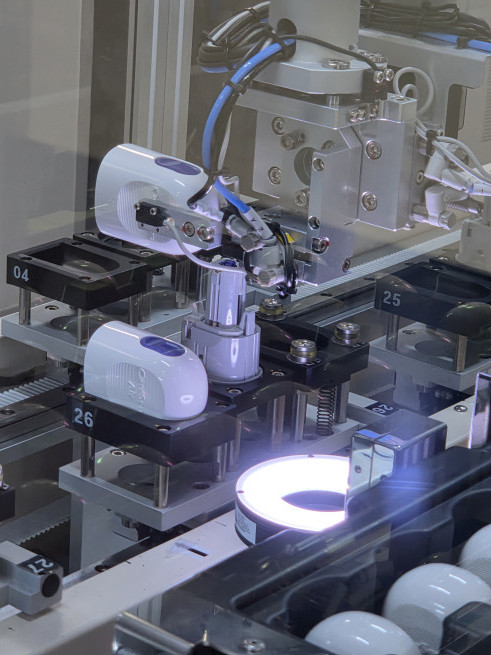 ▲인천 연수구 아이센스 송도2공장 자동화 생산라인에서 연속혈당측정기(CGM)를 조립하고 있다. ( 사진제공=아이센스)