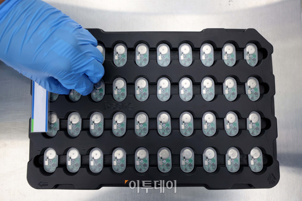 ▲인천 연수구 아이센스 송도2공장에서 연속혈당측정기(CGM)에 쓰이는 트랜스미터를 선보이고 있다. 신태현 기자 holjjak@
