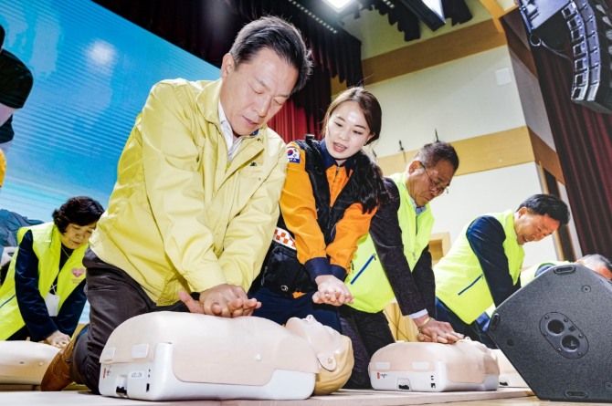▲이재준 수원시장이 새빛안전지킴이 교육으로 심폐소생술 훈련을 받고 있다. (수원특례시)