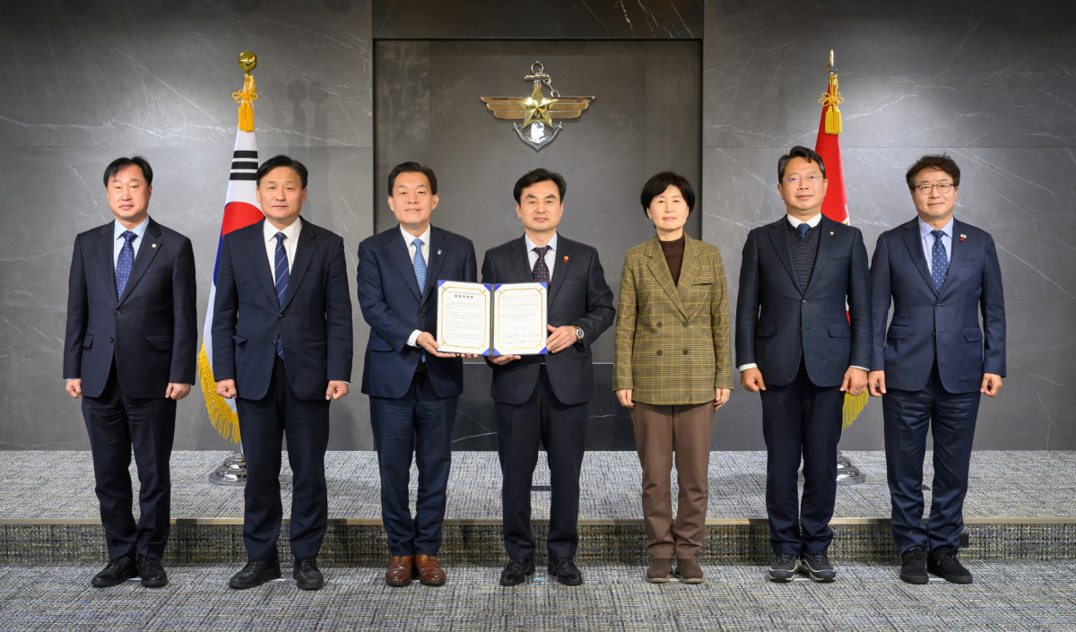 ▲이재준 수원특례시장(왼쪽 세 번째)과 수원 지역 국회의원 5명이 지난 12월 8일 안규백 국방부 장관에게 ‘수원 군공항 이전의 국가전략 사업화를 위한 공동 건의문’을 전달한 뒤 기념촬영을 하고 있다. (수원특례시)