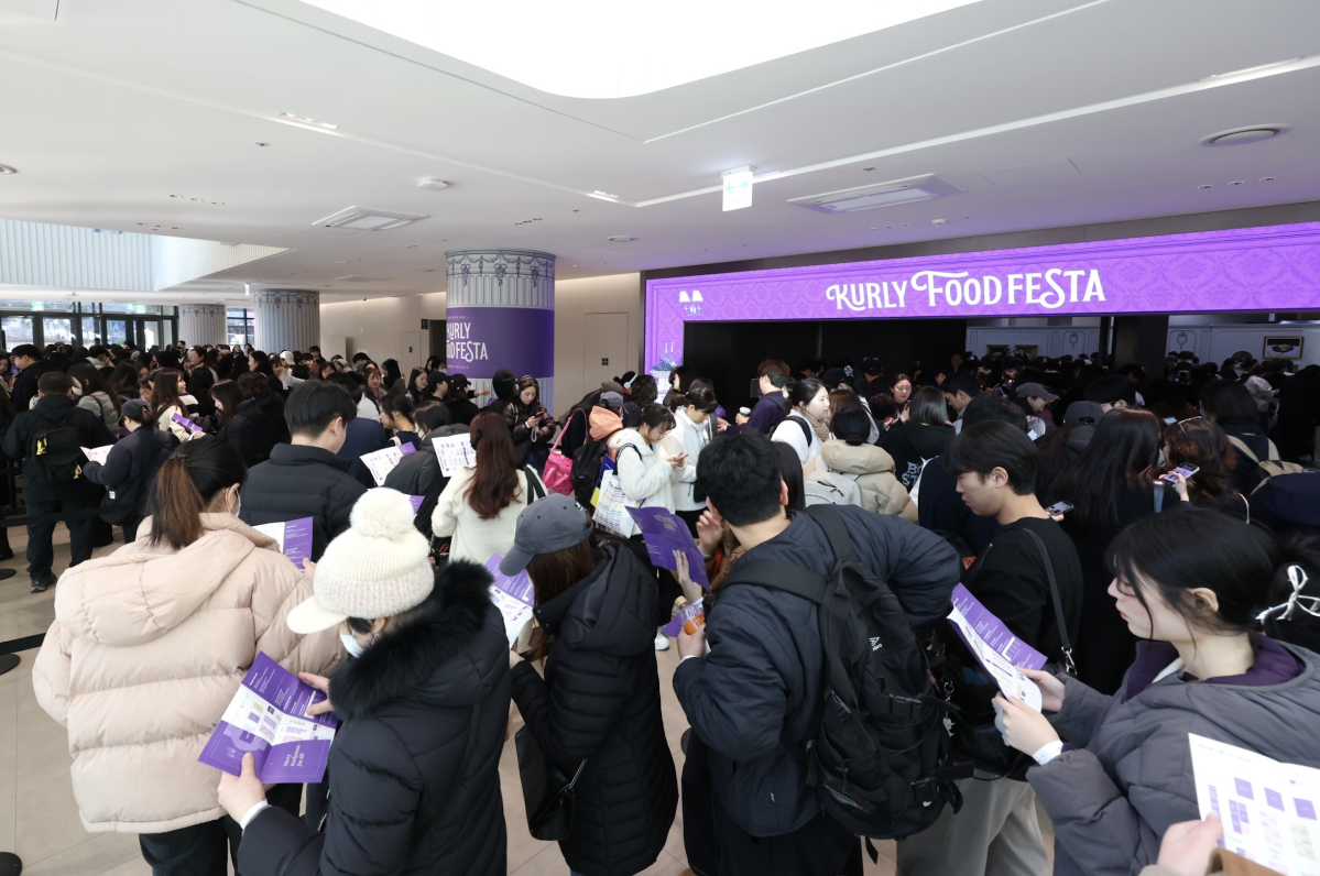 ▲18일 '컬리푸드페스타 2025' 관람객들이 줄을 서서 입장하고 있다. (사진제공=컬리)