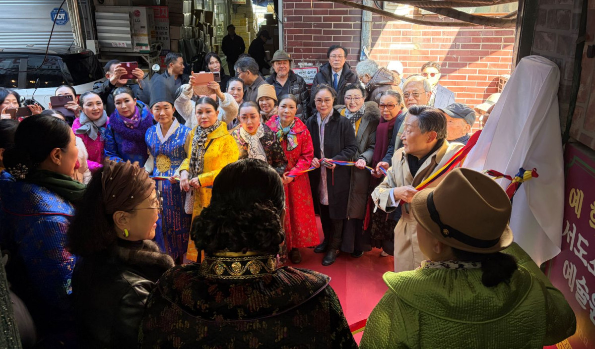 ▲18일 서울 중구 예학당에서 열린 대한은퇴자협회 중부지회 개소식에서 참석자들이 현판 제막 세리머니를 진행하고 있다.(대한은퇴자협회 제공)