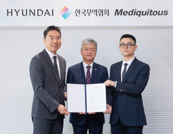 ▲18일 오전 서울 강남구 트레이드타워에서 진행된 ‘K-프리미엄 소비재 글로벌 대형유통망 진출사업’ 추진을 위한 업무협약(MOU) 체결식에서 정지영 현대백화점 사장(사진 왼쪽)과 이인호 한국무역협회 부회장(사진 가운데), 이두진 메디쿼터스 대표가 기념촬영 하고있다. (사진제공=현대백화점)