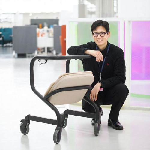 ▲보행 보조기 ‘롤워커’ 오른쪽에 앉아 포즈를 취한 윤태현 유니움 대표.(이준호 기자)