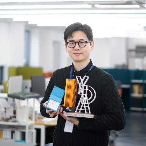 ▲윤태현 유니움 대표가 ‘2025 DNA 파리 디자인 어워드’, ‘2025 한·스웨덴 영 디자이너 어워드’ 최우수상, ‘2025 서울디자인어워드’ Top 10 트로피를 들고 포즈를 취하고 있다.(이준호 기자)