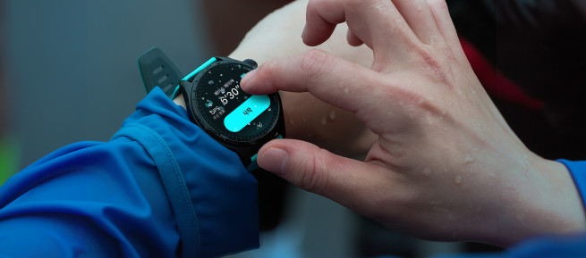 ▲뉴런 ‘R21’ 러닝워치. (사진제공 = 브이씨)