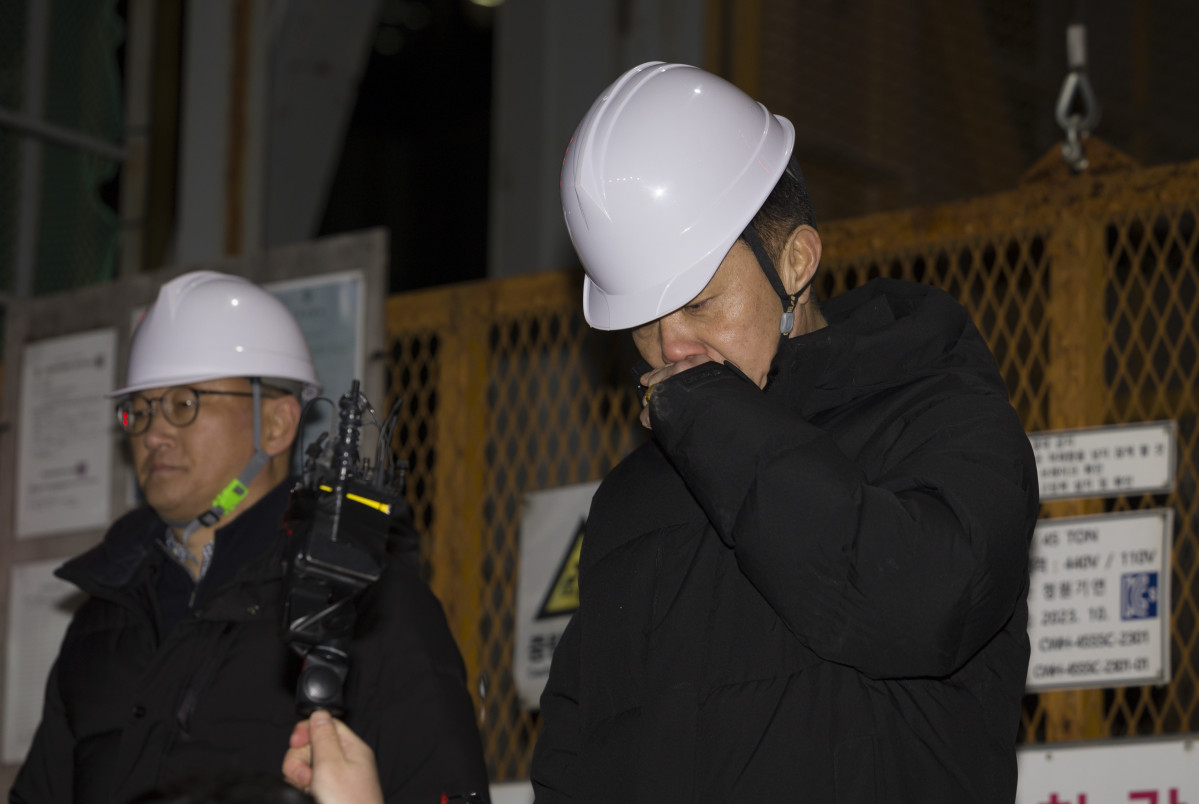 ▲송치영 포스코이앤씨 사장이 18일 저녁 서울 여의도역 신안산선 공사 사고현장에서 사과문을 발표하고 있다. (뉴시스)