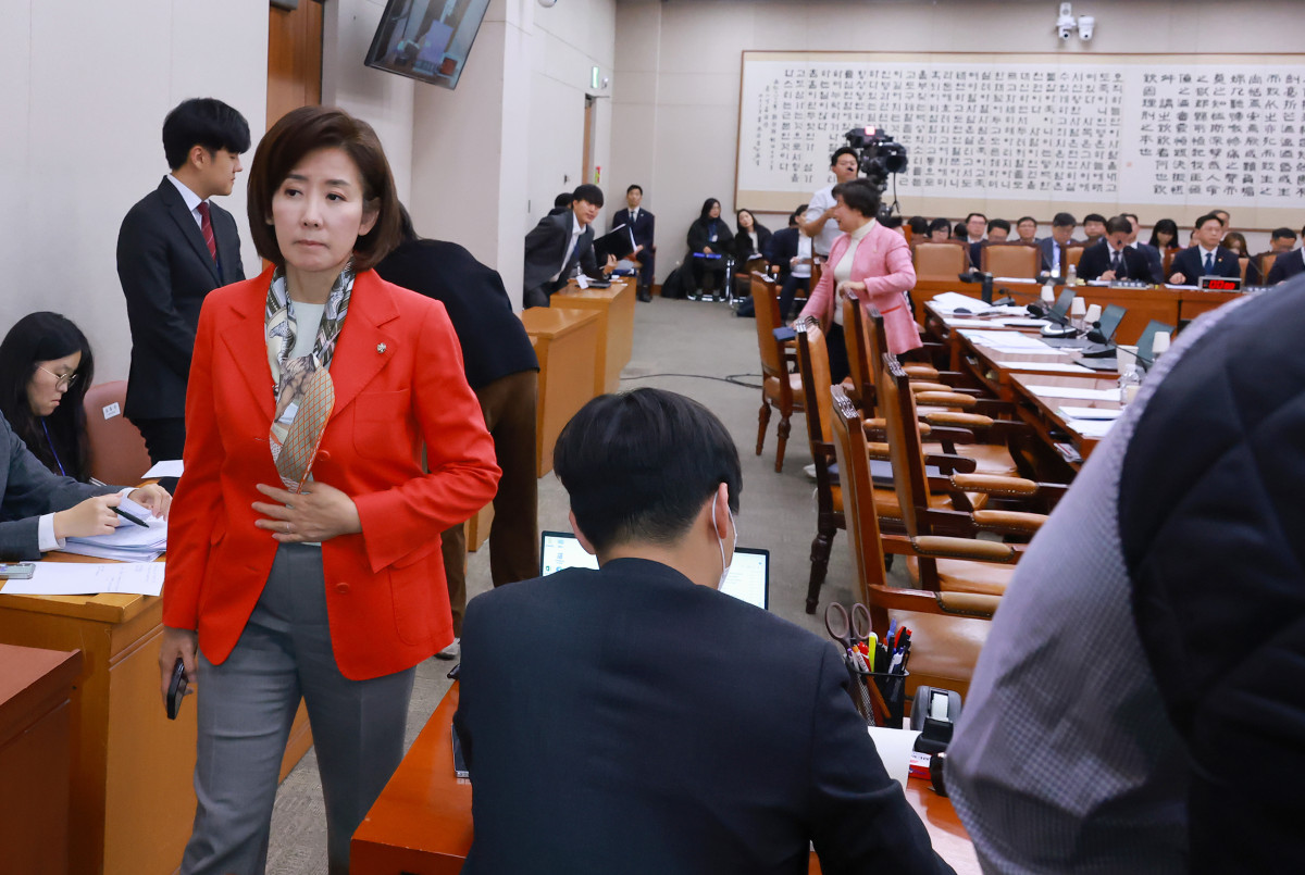 ▲18일 국회 법제사법위원회 전체회의에서 나경원 의원 등 국민의힘 법사위원들이 방송미디어통신위원회 설치법·방송법·정보통신망법 개정안 의결을 앞두고 퇴장하고 있다. (연합뉴스)