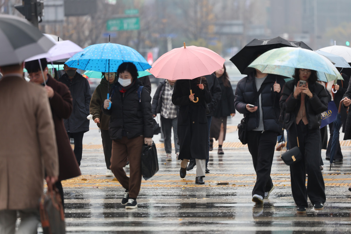 ▲서울 종로구 광화문네거리에서 우산을 쓴 시민들이 이동하고 있다. (연합뉴스)