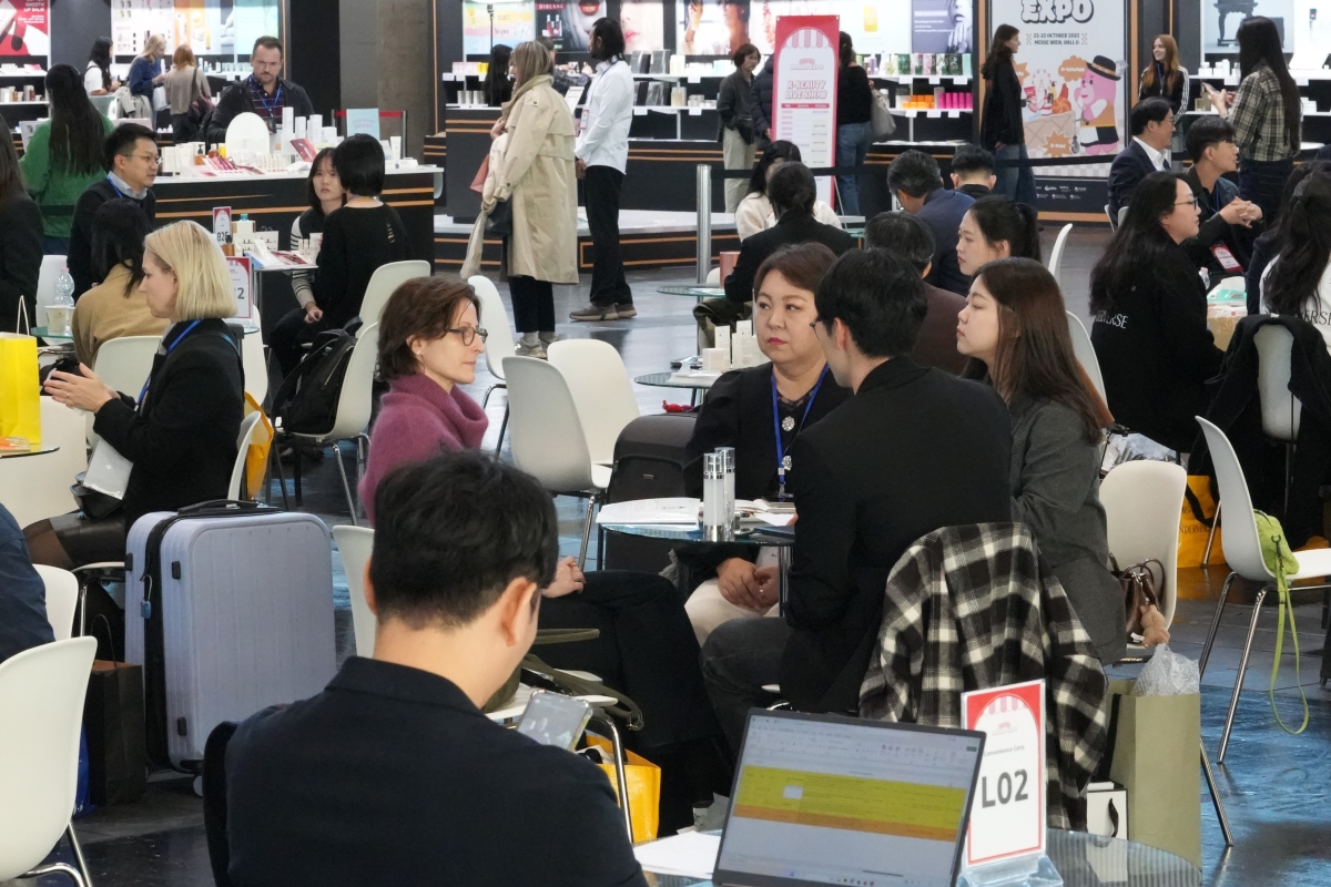 ▲롯데는 올해 10월 오스트리아 빈에서 중소기업의 해외 판로 개척을 위한 브랜드 엑스포 행사를 개최했다. (사진제공=롯데그룹)