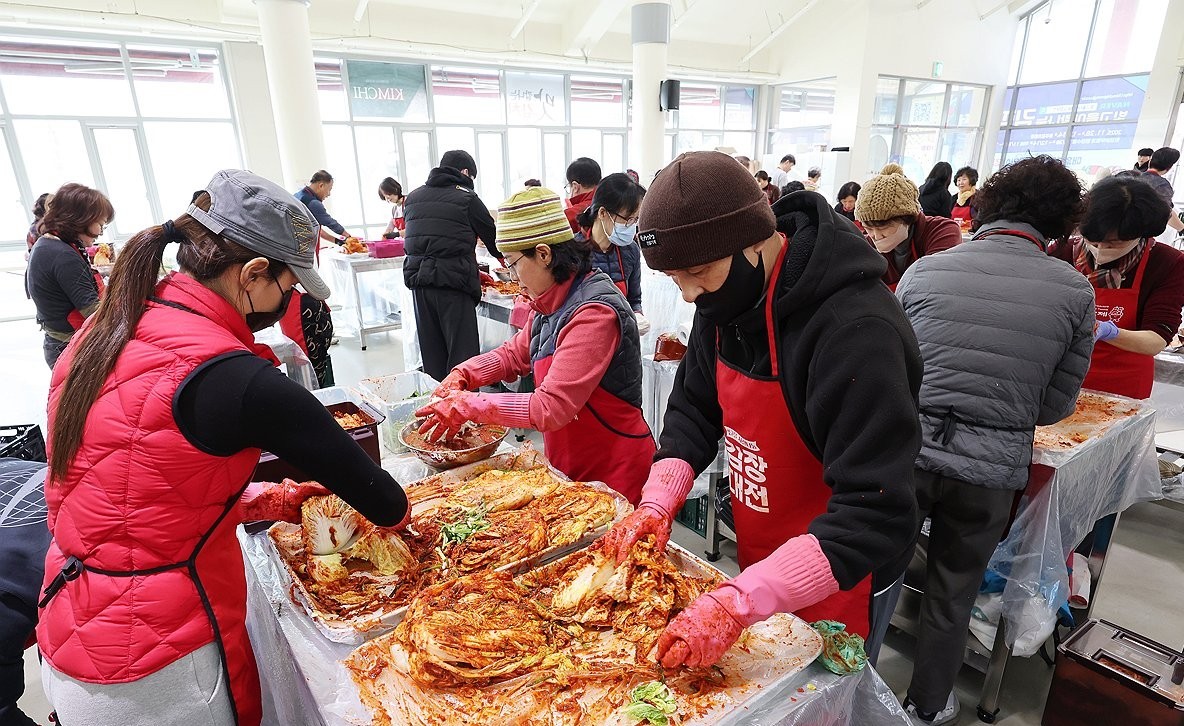 ▲광주시는 김치 나눔·판매 행사인 '2025 빛고을 사랑나눔 김장대전'에 기관·단체·시민 등 1만8000여명이 참여해 총 292.6t, 20억8000만원 상당의 김치를 판매했다. (사진제공=연합뉴스)