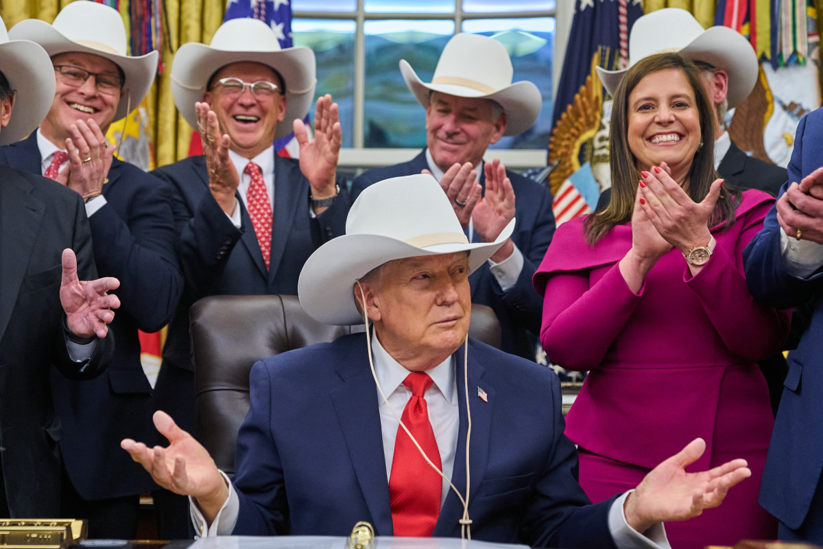 ▲도널드 트럼프 대통령이 12일(현지시간) 백악관 집무실에서 1980년 미국 남자 올림픽 하키팀 선수들이 선물한 모자를 써보고 있다.  (워싱턴D.C./AP연합뉴스)