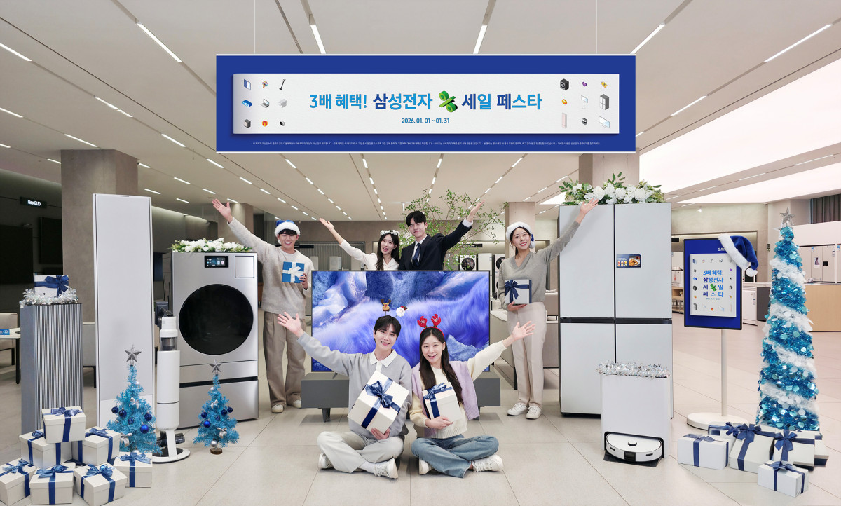 ▲삼성전자 모델이 고객 혜택을 한층 강화한 '2026 삼성전자 세일 페스타'를 소개하고 있다. (자료제공=삼성전자)