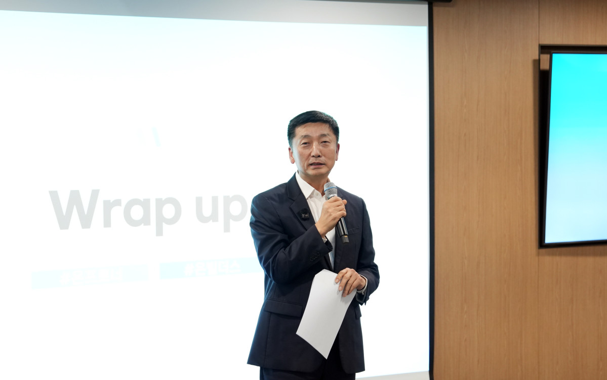 ▲이용욱 SK온 대표이사 사장이 18일 오후 서울 종로구 SK온 관훈캠퍼스에서 열린 ‘CEO 레코그니션’ 시상식에서 발언하고 있다. (사진= SK온)