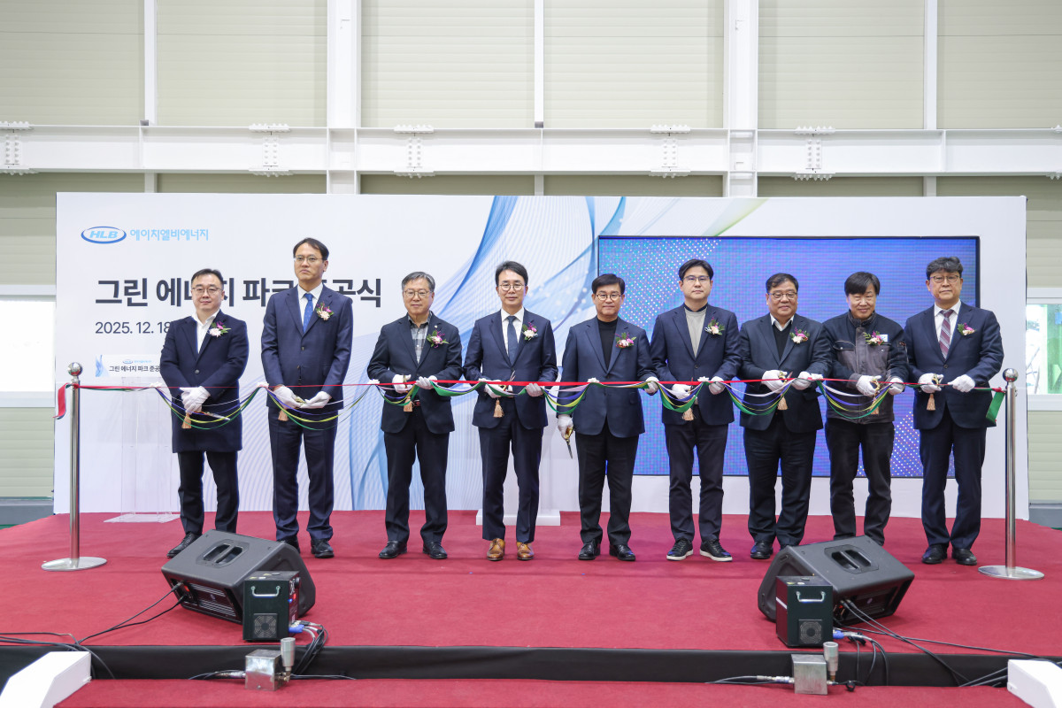 ▲18일 부산 사하구 친환경 자원순환시설 ‘그린에너지파크’ 준공식에서 진양곤 HLB그룹 회장(오른쪽 6번째)이 회사 및 지역 관계자들과 함께 기념촬영을 하고 있다. (사진제공=HLB에너지)