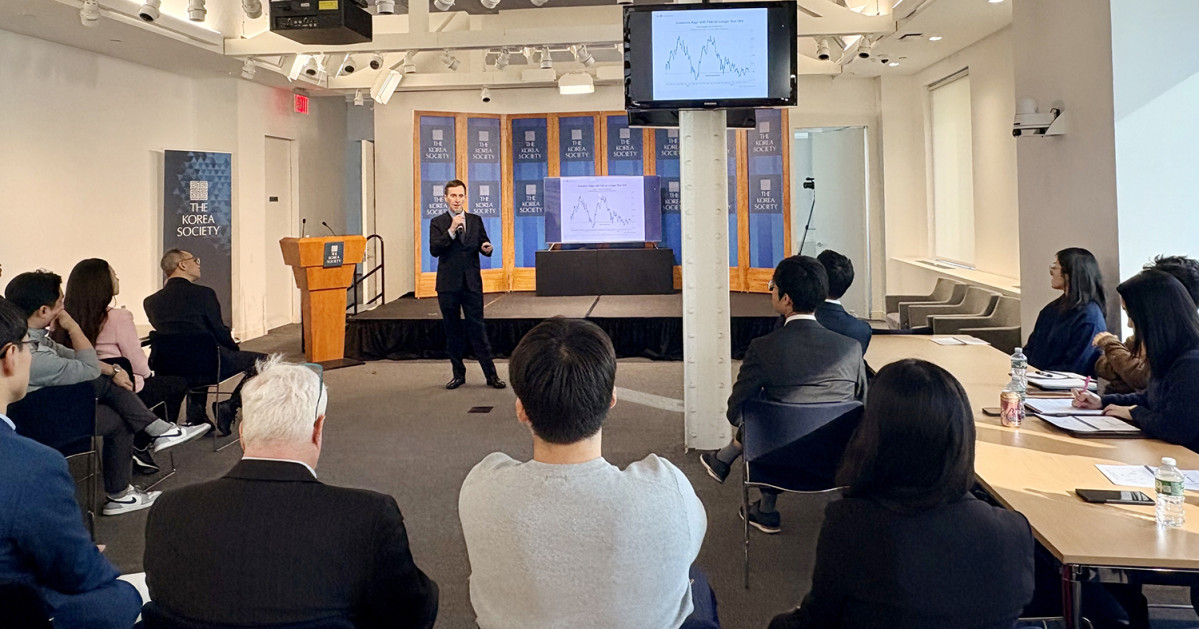 ▲한국투자공사 뉴욕지사가 18일(현지시간) 뉴욕 코리아 소사이어티에서 개최한 제25차 뉴욕 금융인 포럼의 참석자들이 패널 토론을 경청하고 있다. (한국투자공)