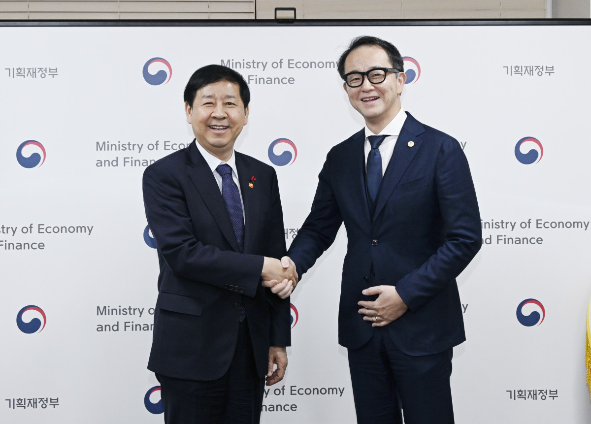 ▲구윤철 부총리 겸 기획재정부 장관이 12월 18일 오후 서울 종로구 정부서울청사에서 연례협의차 방한한 야수토 와타나베 아세안+3 역내 거시경제 조사기구(AMRO) 소장의 예방을 받고 기념사진을 찍고 있다. (기획재정부)