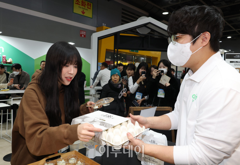 ▲19일 서울 양재 aT센터 제1전시장에서 에그테크코리아 2025(EggTech Korea 2025) 공식 앰배서더 쯔양이 '조인' 부스에서 시식을 하며 관계자의 설명을 듣고 있다. 21일까지 열리는 에그테크 코리아 2025는 '계란·미래·K-푸드·웰니스'를 키워드로 스마트 양계 기술부터 동물복지, 친환경 패키징, 건강한 먹거리까지 계란 산업 전반을 만나볼 수 있다. 고이란 기자 photorean@ 