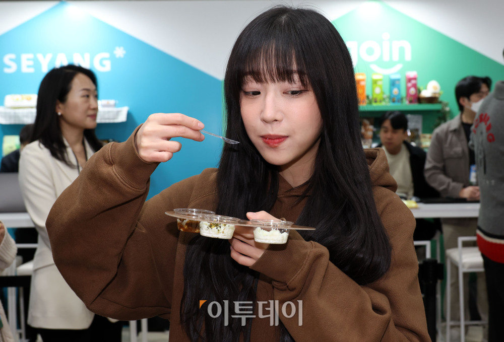 ▲19일 서울 양재 aT센터 제1전시장에서 에그테크코리아 2025(EggTech Korea 2025) 공식 앰배서더 쯔양이 '조인' 부스에서 시식을 하며 관계자의 설명을 듣고 있다. 21일까지 열리는 에그테크 코리아 2025는 '계란·미래·K-푸드·웰니스'를 키워드로 스마트 양계 기술부터 동물복지, 친환경 패키징, 건강한 먹거리까지 계란 산업 전반을 만나볼 수 있다. 고이란 기자 photorean@ 