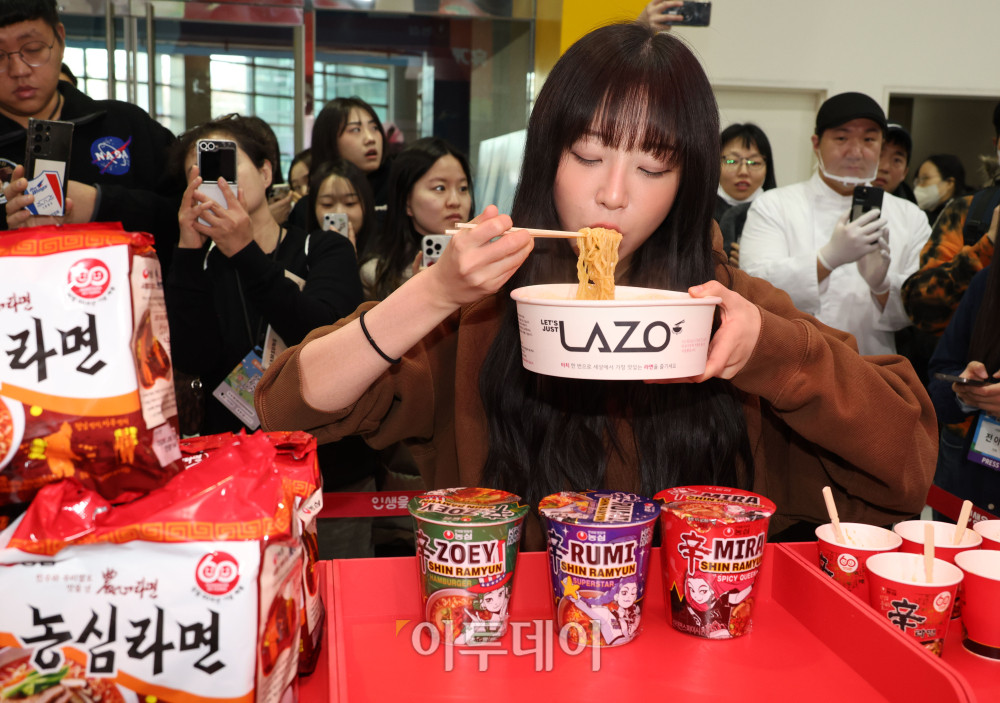 ▲19일 서울 양재 aT센터 제1전시장에서 에그테크코리아 2025(EggTech Korea 2025) 공식 앰배서더 쯔양이 '농심' 부스에서 시식을 하며 관계자의 설명을 듣고 있다. 21일까지 열리는 에그테크 코리아 2025는 '계란·미래·K-푸드·웰니스'를 키워드로 스마트 양계 기술부터 동물복지, 친환경 패키징, 건강한 먹거리까지 계란 산업 전반을 만나볼 수 있다. 고이란 기자 photorean@ 