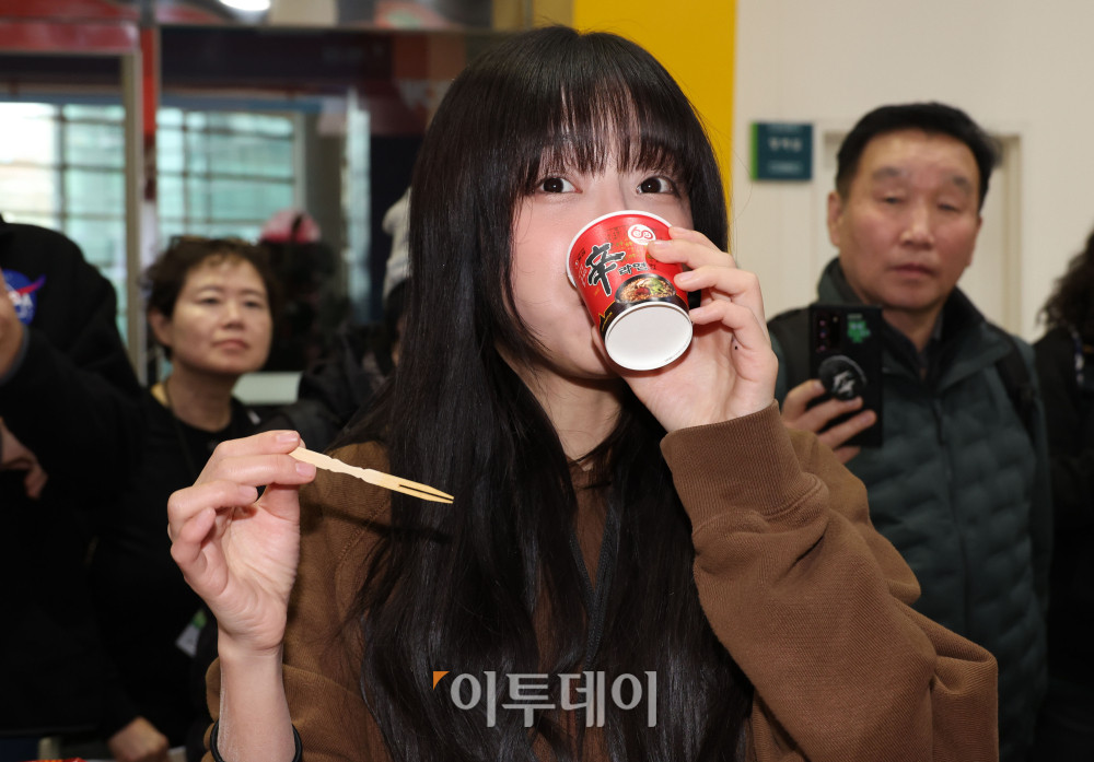 ▲19일 서울 양재 aT센터 제1전시장에서 에그테크코리아 2025(EggTech Korea 2025) 공식 앰배서더 쯔양이 '농심' 부스에서 시식을 하며 관계자의 설명을 듣고 있다. 21일까지 열리는 에그테크 코리아 2025는 '계란·미래·K-푸드·웰니스'를 키워드로 스마트 양계 기술부터 동물복지, 친환경 패키징, 건강한 먹거리까지 계란 산업 전반을 만나볼 수 있다. 고이란 기자 photorean@