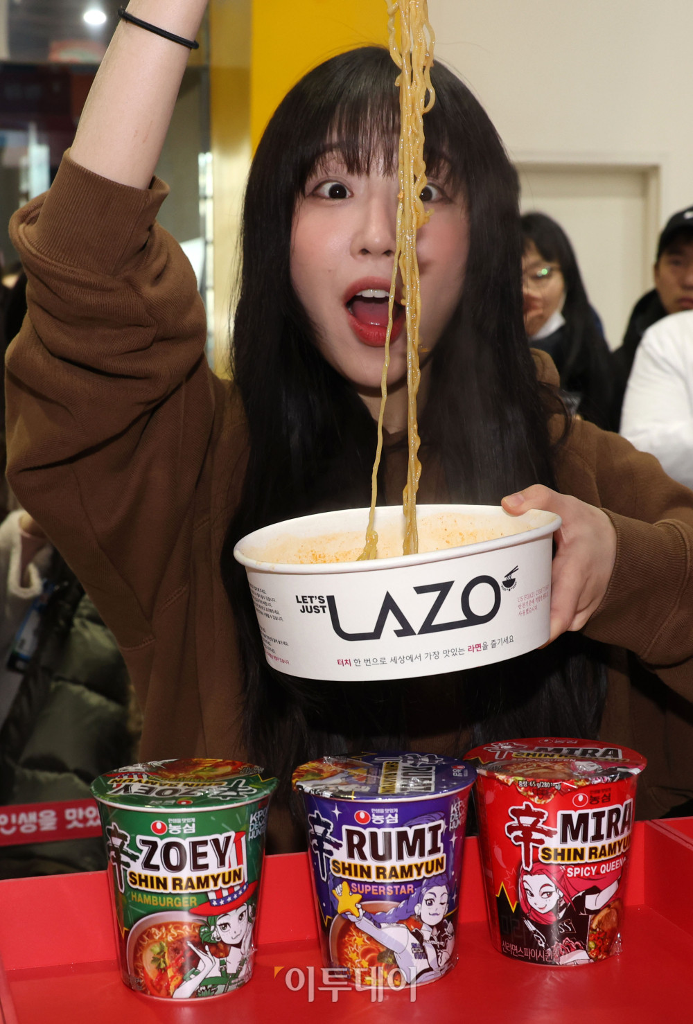 ▲19일 서울 양재 aT센터 제1전시장에서 에그테크코리아 2025(EggTech Korea 2025) 공식 앰배서더 쯔양이 '농심' 부스에서 시식을 하며 관계자의 설명을 듣고 있다. 21일까지 열리는 에그테크 코리아 2025는 '계란·미래·K-푸드·웰니스'를 키워드로 스마트 양계 기술부터 동물복지, 친환경 패키징, 건강한 먹거리까지 계란 산업 전반을 만나볼 수 있다. 고이란 기자 photorean@ 