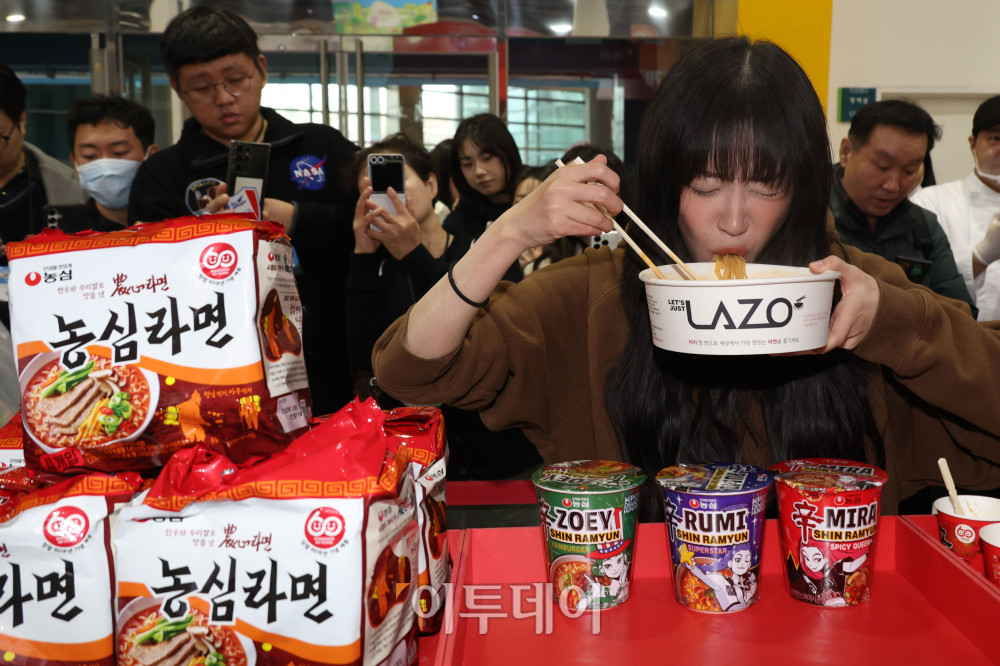 ▲19일 서울 양재 aT센터 제1전시장에서 에그테크코리아 2025(EggTech Korea 2025) 공식 앰배서더 쯔양이 '농심' 부스에서 시식을 하며 관계자의 설명을 듣고 있다. 21일까지 열리는 에그테크 코리아 2025는 '계란·미래·K-푸드·웰니스'를 키워드로 스마트 양계 기술부터 동물복지, 친환경 패키징, 건강한 먹거리까지 계란 산업 전반을 만나볼 수 있다. 고이란 기자 photorean@ 