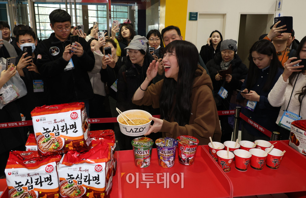 ▲19일 서울 양재 aT센터 제1전시장에서 에그테크코리아 2025(EggTech Korea 2025) 공식 앰배서더 쯔양이 '농심' 부스에서 시식을 하며 팬들에게 인사하고 있다. 21일까지 열리는 에그테크 코리아 2025는 '계란·미래·K-푸드·웰니스'를 키워드로 스마트 양계 기술부터 동물복지, 친환경 패키징, 건강한 먹거리까지 계란 산업 전반을 만나볼 수 있다. 고이란 기자 photorean@ 