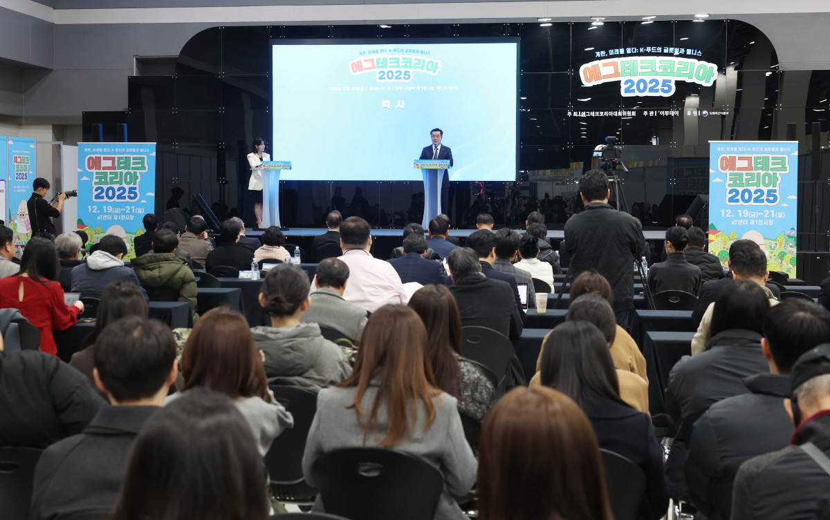 ▲19일 서울 서초구 aT센터에서 열린 ‘에그테크코리아 2025’(EggTech Korea 2025)에서 안호근 한국농업기술진흥원장이 축사를 하고 있다. 이투데이가 주최하는 '에그테크코리아 2025'는 스마트양계·스마트팜 기술, 동물복지 및 HACCP 생산공정, 로컬푸드 개발, 친환경 패키징, 유정란·디저트 등 건강한 먹거리 산업의 전 과정을 대중에 공개하는 국내 최초의 전시회로 21일 까지 진행된다. 이번 행사는 ‘계란·미래·K 푸드·웰니스’를 핵심 키워드로, 60개사 100부스가 참여하는 대규모 B2C·B2B 융합형 페스티벌로 꾸며진다. 1270만 구독자를 보유한 국내 대표 먹방 크리에이터 쯔양이 홍보대사로 나서며, 의학 유튜브 채널 ‘닥터프렌즈’(140만 구독자)와 '닥터딩요'(81만 구독자)가 건강·식품안전 관련 토크콘서트에 참여한다. 신태현 기자 holjjak@