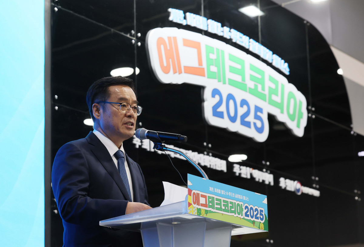 ▲19일 서울 서초구 aT센터에서 열린 ‘에그테크코리아 2025’(EggTech Korea 2025)에서 안호근 한국농업기술진흥원장이 축사를 하고 있다. 이투데이가 주최하는 '에그테크코리아 2025'는 스마트양계·스마트팜 기술, 동물복지 및 HACCP 생산공정, 로컬푸드 개발, 친환경 패키징, 유정란·디저트 등 건강한 먹거리 산업의 전 과정을 대중에 공개하는 국내 최초의 전시회로 21일 까지 진행된다. 이번 행사는 ‘계란·미래·K 푸드·웰니스’를 핵심 키워드로, 60개사 100부스가 참여하는 대규모 B2C·B2B 융합형 페스티벌로 꾸며진다. 1270만 구독자를 보유한 국내 대표 먹방 크리에이터 쯔양이 홍보대사로 나서며, 의학 유튜브 채널 ‘닥터프렌즈’(140만 구독자)와 '닥터딩요'(81만 구독자)가 건강·식품안전 관련 토크콘서트에 참여한다. 신태현 기자 holjjak@