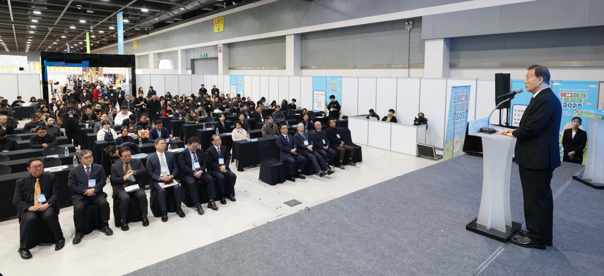 ▲19일 서울 서초구 aT센터에서 열린 ‘에그테크코리아 2025’(EggTech Korea 2025)에서 홍문표 한국농수산식품유통공사(aT)사장이 축사를 하고있다. 이투데이가 주최하는 '에그테크코리아 2025'는 스마트양계·스마트팜 기술, 동물복지 및 HACCP 생산공정, 로컬푸드 개발, 친환경 패키징, 유정란·디저트 등 건강한 먹거리 산업의 전 과정을 대중에 공개하는 국내 최초의 전시회로 21일 까지 진행된다. 이번 행사는 ‘계란·미래·K 푸드·웰니스’를 핵심 키워드로, 60개사 100부스가 참여하는 대규모 B2C·B2B 융합형 페스티벌로 꾸며진다. 1270만 구독자를 보유한 국내 대표 먹방 크리에이터 쯔양이 홍보대사로 나서며, 의학 유튜브 채널 ‘닥터프렌즈’(140만 구독자)와 '닥터딩요'(81만 구독자)가 건강·식품안전 관련 토크콘서트에 참여한다. 신태현 기자 holjjak@