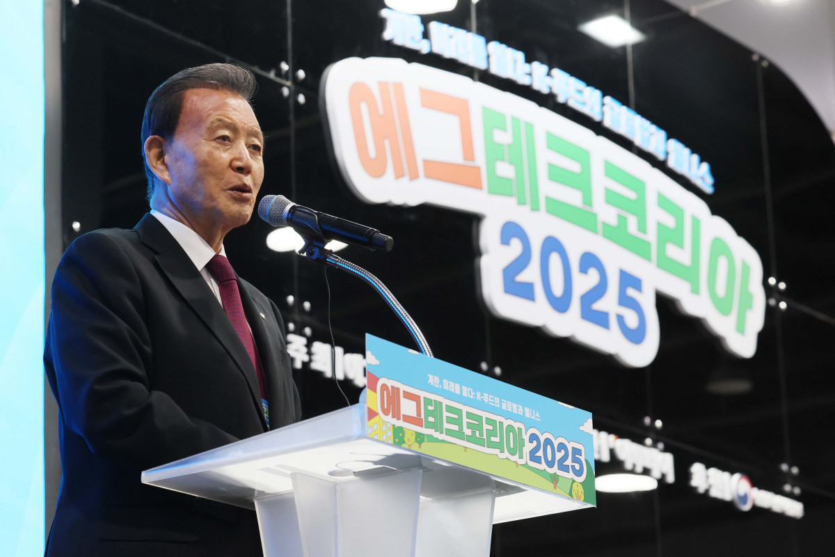 ▲19일 서울 서초구 aT센터에서 열린 ‘에그테크코리아 2025’(EggTech Korea 2025)에서 홍문표 한국농수산식품유통공사(aT)사장이 축사를 하고있다. 이투데이가 주최하는 '에그테크코리아 2025'는 스마트양계·스마트팜 기술, 동물복지 및 HACCP 생산공정, 로컬푸드 개발, 친환경 패키징, 유정란·디저트 등 건강한 먹거리 산업의 전 과정을 대중에 공개하는 국내 최초의 전시회로 21일 까지 진행된다. 이번 행사는 ‘계란·미래·K 푸드·웰니스’를 핵심 키워드로, 60개사 100부스가 참여하는 대규모 B2C·B2B 융합형 페스티벌로 꾸며진다. 1270만 구독자를 보유한 국내 대표 먹방 크리에이터 쯔양이 홍보대사로 나서며, 의학 유튜브 채널 ‘닥터프렌즈’(140만 구독자)와 '닥터딩요'(81만 구독자)가 건강·식품안전 관련 토크콘서트에 참여한다. 신태현 기자 holjjak@