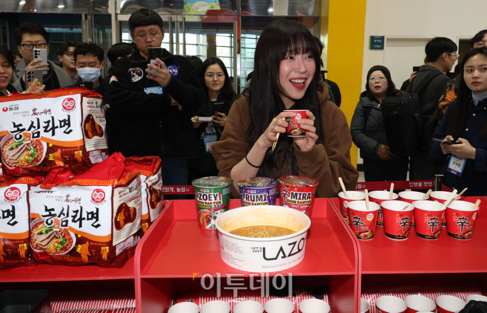▲19일 서울 양재 aT센터 제1전시장에서 에그테크코리아 2025(EggTech Korea 2025) 공식 앰배서더 쯔양이 '농심' 부스에서 시식을 하며 관계자의 설명을 듣고 있다. 21일까지 열리는 에그테크 코리아 2025는 '계란·미래·K-푸드·웰니스'를 키워드로 스마트 양계 기술부터 동물복지, 친환경 패키징, 건강한 먹거리까지 계란 산업 전반을 만나볼 수 있다. 고이란 기자 photorean@
