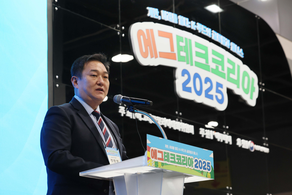 ▲19일 서울 서초구 aT센터에서 열린 ‘에그테크코리아 2025’(EggTech Korea 2025)에서 전한영 농림축산식품부 대변인이 송미령 장관의 축사를 대독하고 있다. 이투데이가 주최하는 '에그테크코리아 2025'는 스마트양계·스마트팜 기술, 동물복지 및 HACCP 생산공정, 로컬푸드 개발, 친환경 패키징, 유정란·디저트 등 건강한 먹거리 산업의 전 과정을 대중에 공개하는 국내 최초의 전시회로 21일 까지 진행된다. 이번 행사는 ‘계란·미래·K 푸드·웰니스’를 핵심 키워드로, 60개사 100부스가 참여하는 대규모 B2C·B2B 융합형 페스티벌로 꾸며진다. 1270만 구독자를 보유한 국내 대표 먹방 크리에이터 쯔양이 홍보대사로 나서며, 의학 유튜브 채널 ‘닥터프렌즈’(140만 구독자)와 '닥터딩요'(81만 구독자)가 건강·식품안전 관련 토크콘서트에 참여한다. 신태현 기자 holjjak@