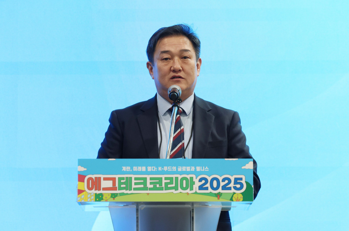 ▲19일 서울 서초구 aT센터에서 열린 ‘에그테크코리아 2025’(EggTech Korea 2025)에서 전한영 농림축산식품부 대변인이 송미령 장관의 축사를 대독하고 있다. 이투데이가 주최하는 '에그테크코리아 2025'는 스마트양계·스마트팜 기술, 동물복지 및 HACCP 생산공정, 로컬푸드 개발, 친환경 패키징, 유정란·디저트 등 건강한 먹거리 산업의 전 과정을 대중에 공개하는 국내 최초의 전시회로 21일 까지 진행된다. 이번 행사는 ‘계란·미래·K 푸드·웰니스’를 핵심 키워드로, 60개사 100부스가 참여하는 대규모 B2C·B2B 융합형 페스티벌로 꾸며진다. 1270만 구독자를 보유한 국내 대표 먹방 크리에이터 쯔양이 홍보대사로 나서며, 의학 유튜브 채널 ‘닥터프렌즈’(140만 구독자)와 '닥터딩요'(81만 구독자)가 건강·식품안전 관련 토크콘서트에 참여한다. 신태현 기자 holjjak@