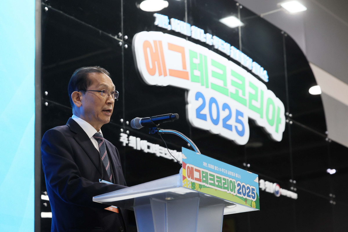 ▲19일 서울 서초구 aT센터에서 열린 ‘에그테크코리아 2025’(EggTech Korea 2025)에서 김창길 대회위원장이 개회사를 하고 있다. 이투데이가 주최하는 '에그테크코리아 2025'는 스마트양계·스마트팜 기술, 동물복지 및 HACCP 생산공정, 로컬푸드 개발, 친환경 패키징, 유정란·디저트 등 건강한 먹거리 산업의 전 과정을 대중에 공개하는 국내 최초의 전시회로 21일 까지 진행된다. 이번 행사는 ‘계란·미래·K 푸드·웰니스’를 핵심 키워드로, 60개사 100부스가 참여하는 대규모 B2C·B2B 융합형 페스티벌로 꾸며진다. 1270만 구독자를 보유한 국내 대표 먹방 크리에이터 쯔양이 홍보대사로 나서며, 의학 유튜브 채널 ‘닥터프렌즈’(140만 구독자)와 '닥터딩요'(81만 구독자)가 건강·식품안전 관련 토크콘서트에 참여한다. 신태현 기자 holjjak@