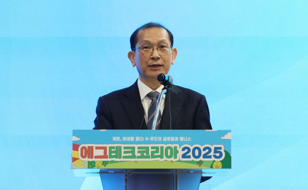 ▲19일 서울 서초구 aT센터에서 열린 ‘에그테크코리아 2025’(EggTech Korea 2025)에서 김창길 대회위원장이 개회사를 하고 있다. 이투데이가 주최하는 '에그테크코리아 2025'는 스마트양계·스마트팜 기술, 동물복지 및 HACCP 생산공정, 로컬푸드 개발, 친환경 패키징, 유정란·디저트 등 건강한 먹거리 산업의 전 과정을 대중에 공개하는 국내 최초의 전시회로 21일 까지 진행된다. 이번 행사는 ‘계란·미래·K 푸드·웰니스’를 핵심 키워드로, 60개사 100부스가 참여하는 대규모 B2C·B2B 융합형 페스티벌로 꾸며진다. 1270만 구독자를 보유한 국내 대표 먹방 크리에이터 쯔양이 홍보대사로 나서며, 의학 유튜브 채널 ‘닥터프렌즈’(140만 구독자)와 '닥터딩요'(81만 구독자)가 건강·식품안전 관련 토크콘서트에 참여한다. 신태현 기자 holjjak@