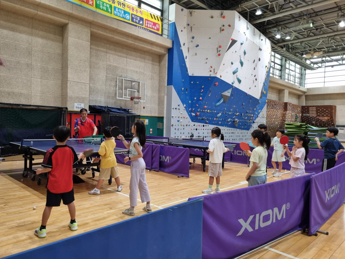 ▲강서구청 탁구 교실에서 운동하고 있는 학생들 (강서구청)