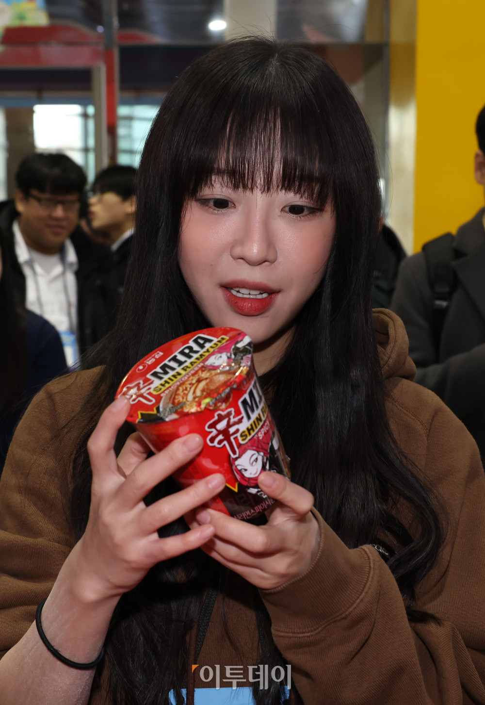 ▲19일 서울 양재 aT센터 제1전시장에서 에그테크코리아 2025(EggTech Korea 2025) 공식 앰배서더 쯔양이 '농심' 부스에서 제품을 들고 관계자의 설명을 듣고 있다. 21일까지 열리는 에그테크 코리아 2025는 '계란·미래·K-푸드·웰니스'를 키워드로 스마트 양계 기술부터 동물복지, 친환경 패키징, 건강한 먹거리까지 계란 산업 전반을 만나볼 수 있다. 고이란 기자 photorean@