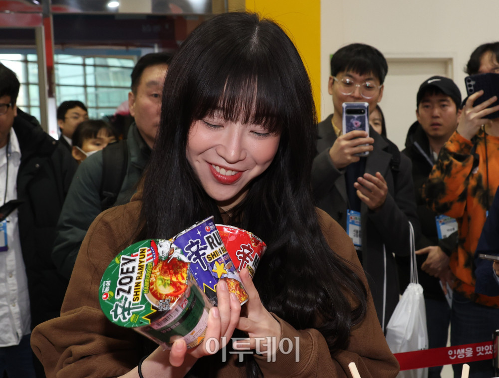 ▲19일 서울 양재 aT센터 제1전시장에서 에그테크코리아 2025(EggTech Korea 2025) 공식 앰배서더 쯔양이 '농심' 부스에서 제품을 들고 관계자의 설명을 듣고 있다. 21일까지 열리는 에그테크 코리아 2025는 '계란·미래·K-푸드·웰니스'를 키워드로 스마트 양계 기술부터 동물복지, 친환경 패키징, 건강한 먹거리까지 계란 산업 전반을 만나볼 수 있다. 고이란 기자 photorean@