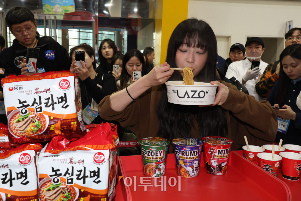 ▲19일 서울 양재 aT센터 제1전시장에서 에그테크코리아 2025(EggTech Korea 2025) 공식 앰배서더 쯔양이 '농심' 부스에서 시식을 하며 관계자의 설명을 듣고 있다. 21일까지 열리는 에그테크 코리아 2025는 '계란·미래·K-푸드·웰니스'를 키워드로 스마트 양계 기술부터 동물복지, 친환경 패키징, 건강한 먹거리까지 계란 산업 전반을 만나볼 수 있다. 고이란 기자 photorean@