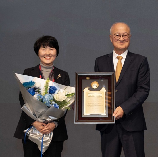 ▲(좌)한비야 월드비전 세계시민학교 특임고문 교수, (우)성기학 영원무역그룹 회장  (월드비전 제공)