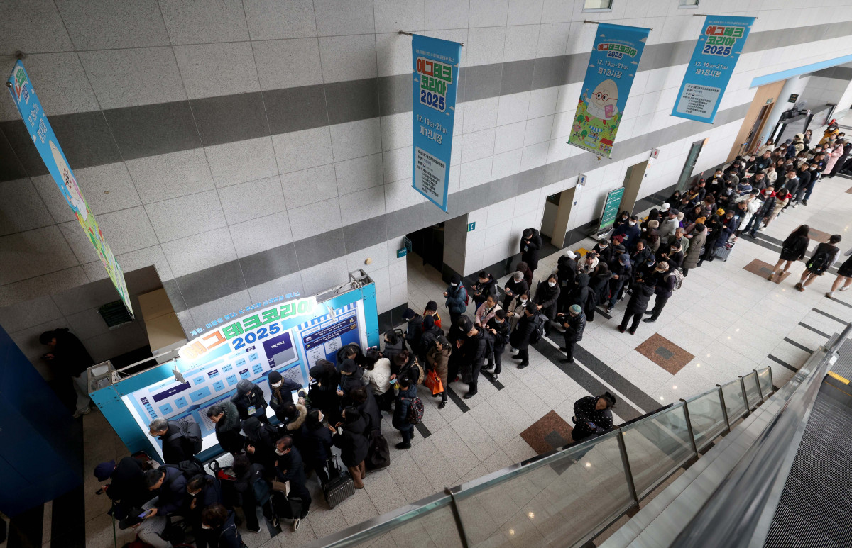 ▲19일 서울 서초구 aT센터에서 열린 ‘에그테크코리아 2025’(EggTech Korea 2025) 행사장 앞에서 참관객들이 입장을 위해 줄지어 기다리고 있다. 이투데이가 주최하는 '에그테크코리아 2025'는 스마트양계·스마트팜 기술, 동물복지 및 HACCP 생산공정, 로컬푸드 개발, 친환경 패키징, 유정란·디저트 등 건강한 먹거리 산업의 전 과정을 대중에 공개하는 국내 최초의 전시회로 21일 까지 진행된다. 이번 행사는 ‘계란·미래·K 푸드·웰니스’를 핵심 키워드로, 60개사 100부스가 참여하는 대규모 B2C·B2B 융합형 페스티벌로 꾸며진다. 1270만 구독자를 보유한 국내 대표 먹방 크리에이터 쯔양이 홍보대사로 나서며, 의학 유튜브 채널 ‘닥터프렌즈’(140만 구독자)와 '닥터딩요'(81만 구독자)가 건강·식품안전 관련 토크콘서트에 참여한다. 신태현 기자 holjjak@