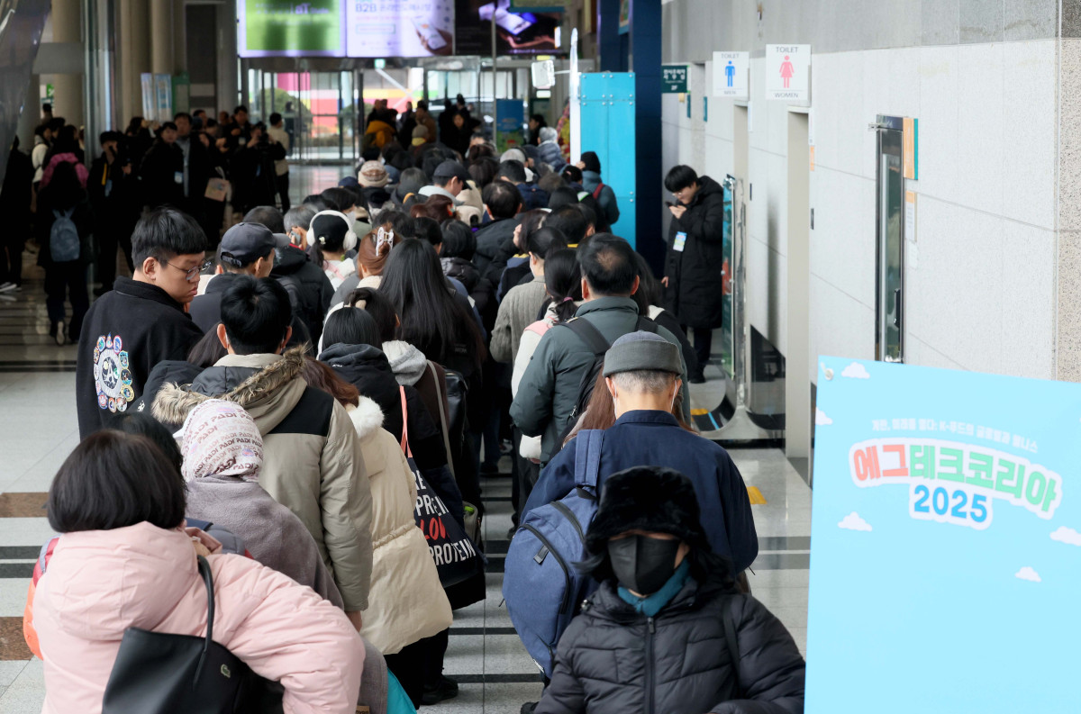 ▲19일 서울 서초구 aT센터에서 열린 ‘에그테크코리아 2025’(EggTech Korea 2025) 행사장 앞에서 참관객들이 입장을 위해 줄지어 기다리고 있다. 이투데이가 주최하는 '에그테크코리아 2025'는 스마트양계·스마트팜 기술, 동물복지 및 HACCP 생산공정, 로컬푸드 개발, 친환경 패키징, 유정란·디저트 등 건강한 먹거리 산업의 전 과정을 대중에 공개하는 국내 최초의 전시회로 21일 까지 진행된다. 이번 행사는 ‘계란·미래·K 푸드·웰니스’를 핵심 키워드로, 60개사 100부스가 참여하는 대규모 B2C·B2B 융합형 페스티벌로 꾸며진다. 1270만 구독자를 보유한 국내 대표 먹방 크리에이터 쯔양이 홍보대사로 나서며, 의학 유튜브 채널 ‘닥터프렌즈’(140만 구독자)와 '닥터딩요'(81만 구독자)가 건강·식품안전 관련 토크콘서트에 참여한다. 신태현 기자 holjjak@