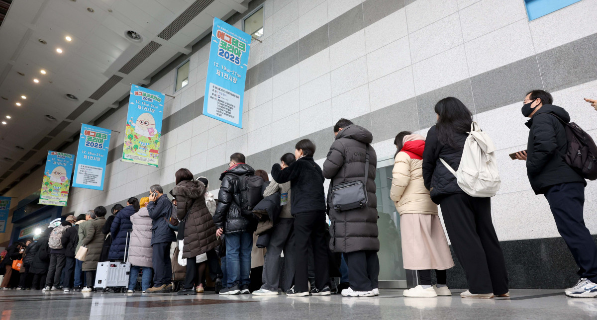 ▲19일 서울 서초구 aT센터에서 열린 ‘에그테크코리아 2025’(EggTech Korea 2025) 행사장 앞에서 참관객들이 입장을 위해 줄지어 기다리고 있다. 이투데이가 주최하는 '에그테크코리아 2025'는 스마트양계·스마트팜 기술, 동물복지 및 HACCP 생산공정, 로컬푸드 개발, 친환경 패키징, 유정란·디저트 등 건강한 먹거리 산업의 전 과정을 대중에 공개하는 국내 최초의 전시회로 21일 까지 진행된다. 이번 행사는 ‘계란·미래·K 푸드·웰니스’를 핵심 키워드로, 60개사 100부스가 참여하는 대규모 B2C·B2B 융합형 페스티벌로 꾸며진다. 1270만 구독자를 보유한 국내 대표 먹방 크리에이터 쯔양이 홍보대사로 나서며, 의학 유튜브 채널 ‘닥터프렌즈’(140만 구독자)와 '닥터딩요'(81만 구독자)가 건강·식품안전 관련 토크콘서트에 참여한다. 신태현 기자 holjjak@