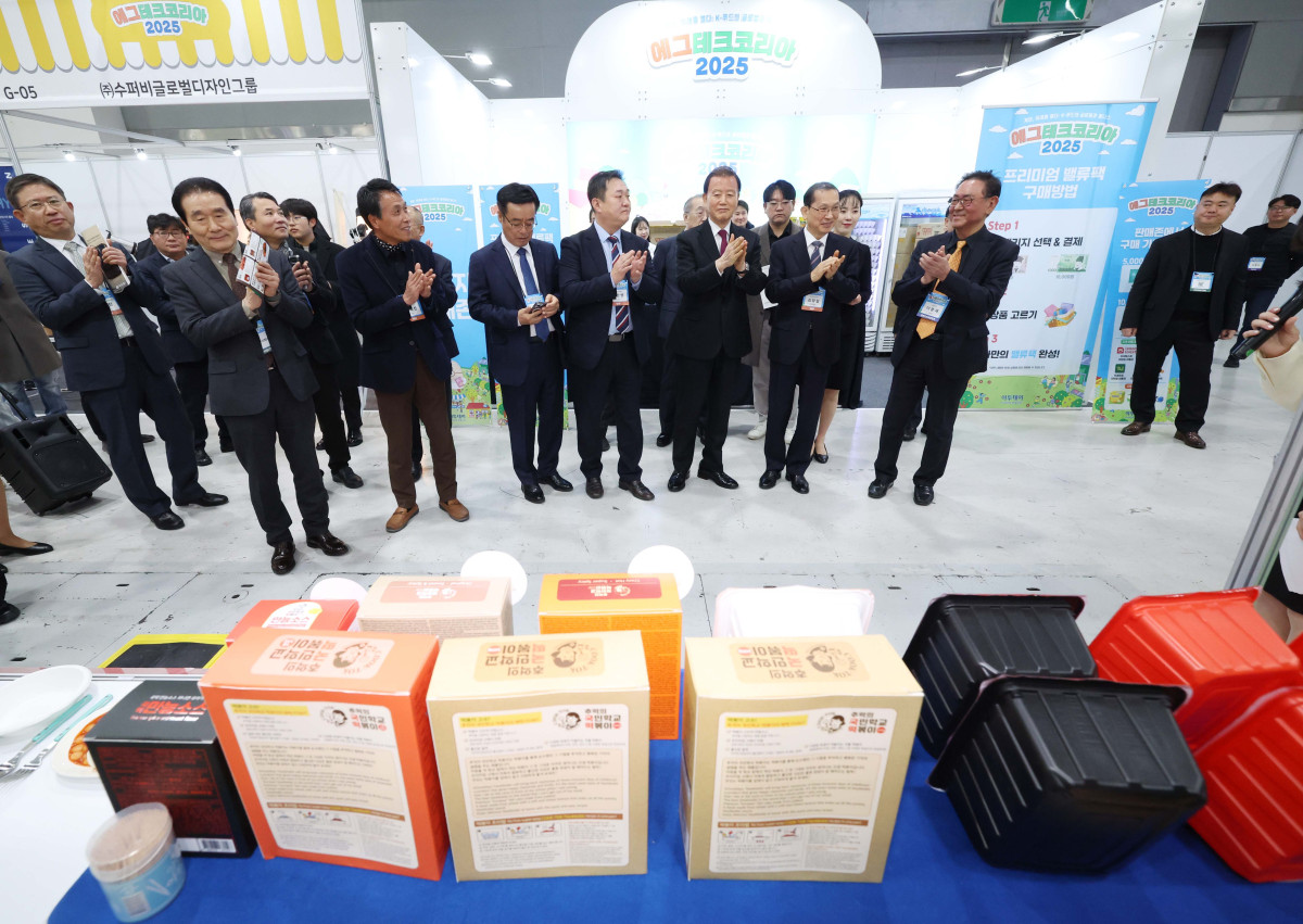 ▲19일 서울 서초구 aT센터에서 열린 ‘에그테크코리아 2025’(EggTech Korea 2025)에서 홍문표 한국농수산식품유통공사(aT) 사장, 안호근 한국농업기술진흥원장, 김창길 대회위원장, 이종재 이투데이그룹 부회장 등 내빈들이 행사 부스를 둘러보고 있다. 이투데이가 주최하는 '에그테크코리아 2025'는 스마트양계·스마트팜 기술, 동물복지 및 HACCP 생산공정, 로컬푸드 개발, 친환경 패키징, 유정란·디저트 등 건강한 먹거리 산업의 전 과정을 대중에 공개하는 국내 최초의 전시회로 21일 까지 진행된다. 이번 행사는 ‘계란·미래·K 푸드·웰니스’를 핵심 키워드로, 60개사 100부스가 참여하는 대규모 B2C·B2B 융합형 페스티벌로 꾸며진다. 1270만 구독자를 보유한 국내 대표 먹방 크리에이터 쯔양이 홍보대사로 나서며, 의학 유튜브 채널 ‘닥터프렌즈’(140만 구독자)와 '닥터딩요'(81만 구독자)가 건강·식품안전 관련 토크콘서트에 참여한다. 신태현 기자 holjjak@