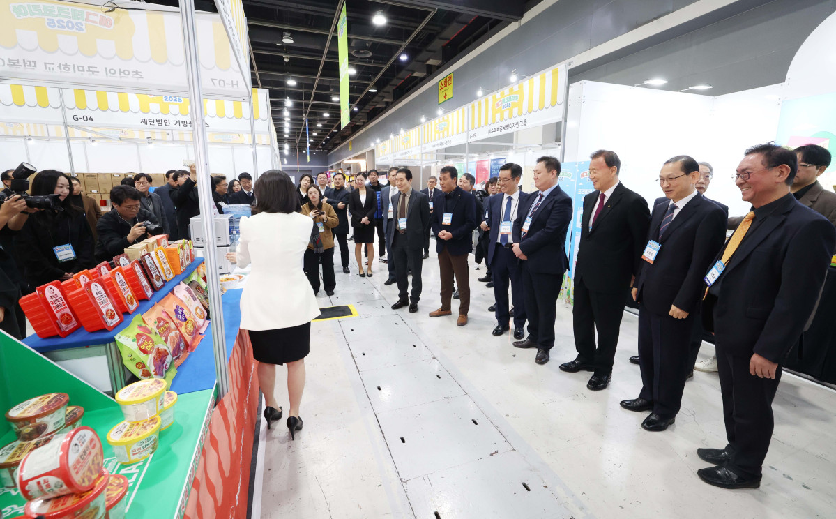 ▲19일 서울 서초구 aT센터에서 열린 ‘에그테크코리아 2025’(EggTech Korea 2025)에서 홍문표 한국농수산식품유통공사(aT) 사장, 안호근 한국농업기술진흥원장, 김창길 대회위원장, 이종재 이투데이그룹 부회장 등 내빈들이 행사 부스를 둘러보고 있다. 이투데이가 주최하는 '에그테크코리아 2025'는 스마트양계·스마트팜 기술, 동물복지 및 HACCP 생산공정, 로컬푸드 개발, 친환경 패키징, 유정란·디저트 등 건강한 먹거리 산업의 전 과정을 대중에 공개하는 국내 최초의 전시회로 21일 까지 진행된다. 이번 행사는 ‘계란·미래·K 푸드·웰니스’를 핵심 키워드로, 60개사 100부스가 참여하는 대규모 B2C·B2B 융합형 페스티벌로 꾸며진다. 1270만 구독자를 보유한 국내 대표 먹방 크리에이터 쯔양이 홍보대사로 나서며, 의학 유튜브 채널 ‘닥터프렌즈’(140만 구독자)와 '닥터딩요'(81만 구독자)가 건강·식품안전 관련 토크콘서트에 참여한다. 신태현 기자 holjjak@