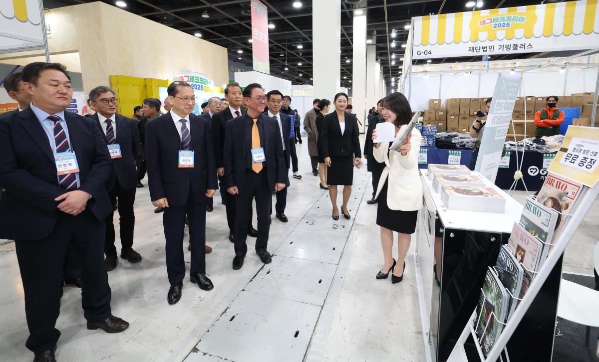▲19일 서울 서초구 aT센터에서 열린 ‘에그테크코리아 2025’(EggTech Korea 2025)에서 홍문표 한국농수산식품유통공사(aT) 사장, 안호근 한국농업기술진흥원장, 김창길 대회위원장, 이종재 이투데이그룹 부회장 등 내빈들이 행사 부스를 둘러보고 있다. 이투데이가 주최하는 '에그테크코리아 2025'는 스마트양계·스마트팜 기술, 동물복지 및 HACCP 생산공정, 로컬푸드 개발, 친환경 패키징, 유정란·디저트 등 건강한 먹거리 산업의 전 과정을 대중에 공개하는 국내 최초의 전시회로 21일 까지 진행된다. 이번 행사는 ‘계란·미래·K 푸드·웰니스’를 핵심 키워드로, 60개사 100부스가 참여하는 대규모 B2C·B2B 융합형 페스티벌로 꾸며진다. 1270만 구독자를 보유한 국내 대표 먹방 크리에이터 쯔양이 홍보대사로 나서며, 의학 유튜브 채널 ‘닥터프렌즈’(140만 구독자)와 '닥터딩요'(81만 구독자)가 건강·식품안전 관련 토크콘서트에 참여한다. 신태현 기자 holjjak@
