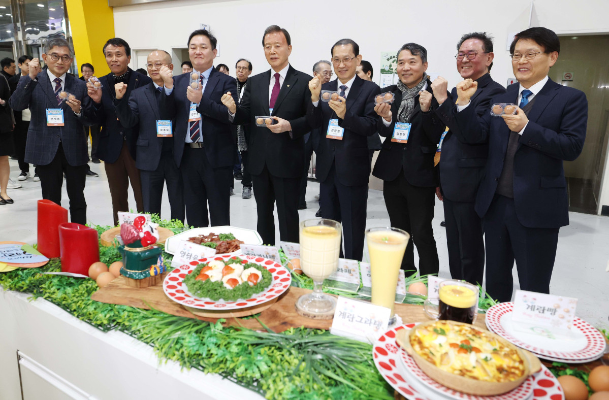 ▲19일 서울 서초구 aT센터에서 열린 ‘에그테크코리아 2025’(EggTech Korea 2025)에서 홍문표 한국농수산식품유통공사(aT) 사장, 안호근 한국농업기술진흥원장, 김창길 대회위원장, 이종재 이투데이그룹 부회장 등 내빈들이 행사 부스를 둘러보고 있다. 이투데이가 주최하는 '에그테크코리아 2025'는 스마트양계·스마트팜 기술, 동물복지 및 HACCP 생산공정, 로컬푸드 개발, 친환경 패키징, 유정란·디저트 등 건강한 먹거리 산업의 전 과정을 대중에 공개하는 국내 최초의 전시회로 21일 까지 진행된다. 이번 행사는 ‘계란·미래·K 푸드·웰니스’를 핵심 키워드로, 60개사 100부스가 참여하는 대규모 B2C·B2B 융합형 페스티벌로 꾸며진다. 1270만 구독자를 보유한 국내 대표 먹방 크리에이터 쯔양이 홍보대사로 나서며, 의학 유튜브 채널 ‘닥터프렌즈’(140만 구독자)와 '닥터딩요'(81만 구독자)가 건강·식품안전 관련 토크콘서트에 참여한다. 신태현 기자 holjjak@